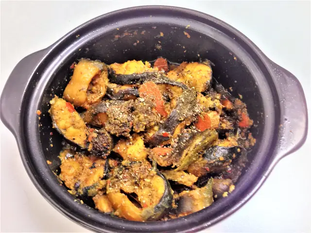 (NLĐO) – Có lẽ tôi thích nhất là món cá trê đồng kho nghệ bởi màu sắc vô cùng bắt mắt, thịt cá lại vàng ươm mà khi ăn cảm nhận được được mùi thơm nồng nồng đặc trưng và miếng thịt cá chắc, ngon đậm đà.