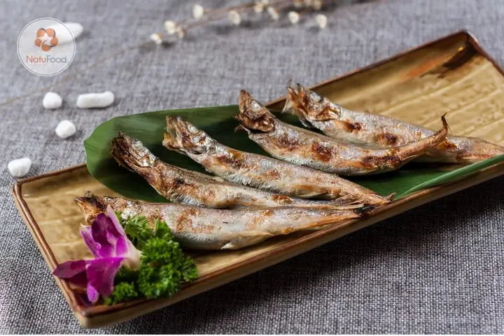 Cá trích nướng muối ớt ăn kèm bánh tráng nướng và rau sống