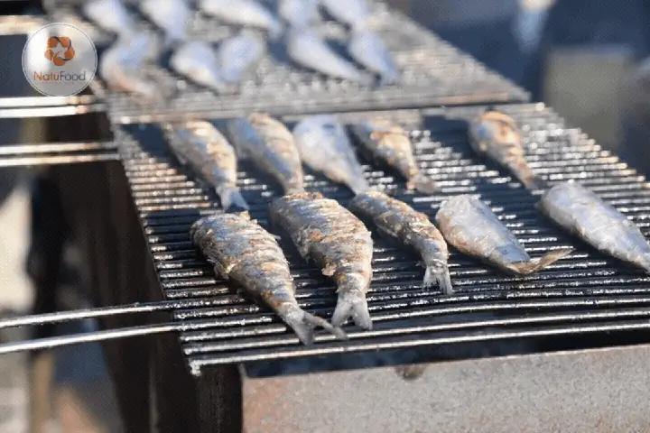 Cá trích nướng than hoa chấm cùng mắm me