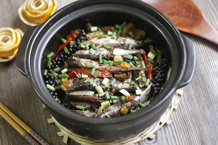 Cá kho còn nguyên con, bên ngoài săn, bên trong mềm, đậm vị, dậy mùi thơm của hạt tiêu.