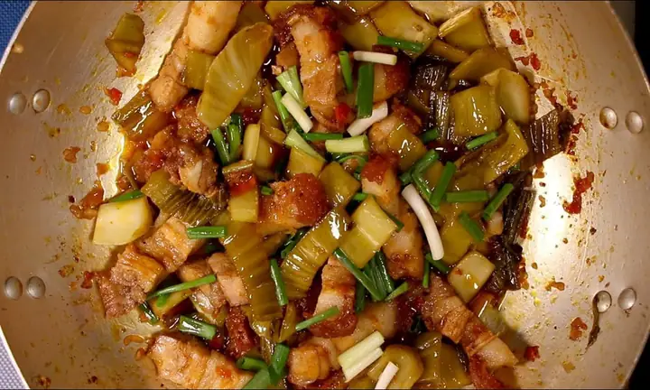 Canh dưa kho thịt quay