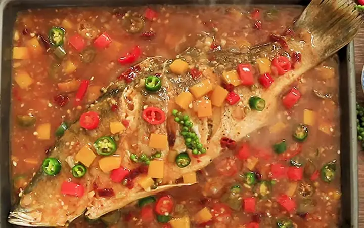 6. Cá chẽm nướng sốt Tứ Xuyên