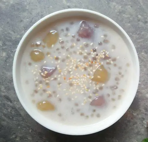 Những ngày se se lạnh như thế này được thưởng thức những món chè nóng hổi, ngọt ngào, thơm nức mũi thì còn gì bằng.