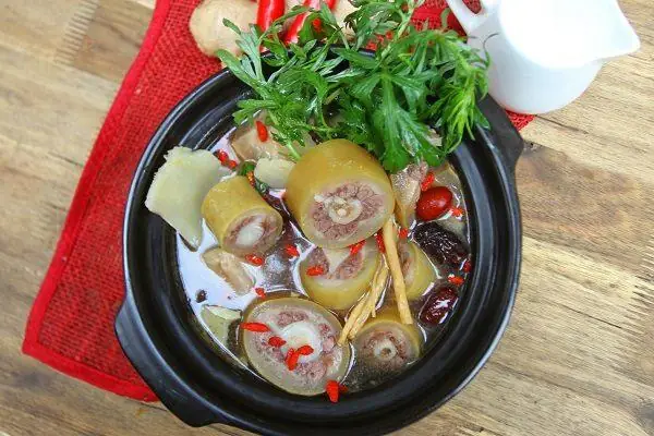10. Cách Nấu Lẩu Đuôi Bò Thuốc Bắc