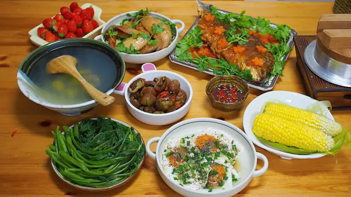 Gợi ý 30 thực đơn hàng ngày dưới đây sẽ giúp gia đình bạn không cần đau đầu suy nghĩ “hôm nay ăn gì?”. Hãy cùng vào bếp để chuẩn bị những mâm cơm gia đình, các món ăn ngon, hấp dẫn, giàu dinh dưỡng mà chỉ ở nhà mới có ngay hôm nay nhé.