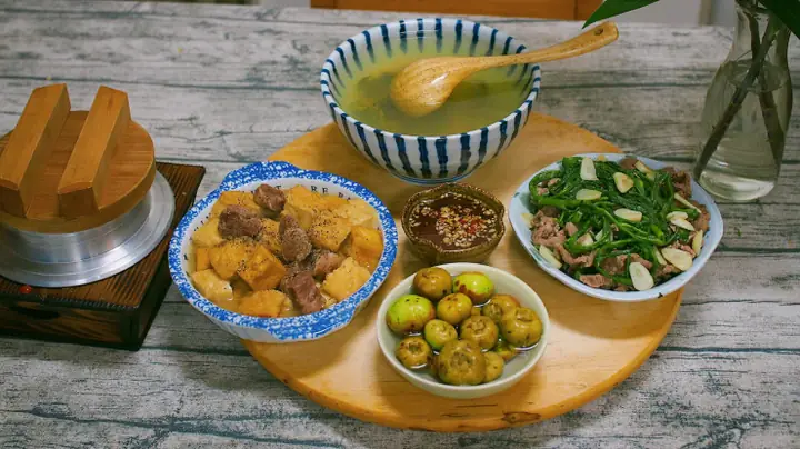 Gợi ý 30 thực đơn hàng ngày dưới đây sẽ giúp gia đình bạn không cần đau đầu suy nghĩ “hôm nay ăn gì?”. Hãy cùng vào bếp để chuẩn bị những mâm cơm gia đình, các món ăn ngon, hấp dẫn, giàu dinh dưỡng mà chỉ ở nhà mới có ngay hôm nay nhé.