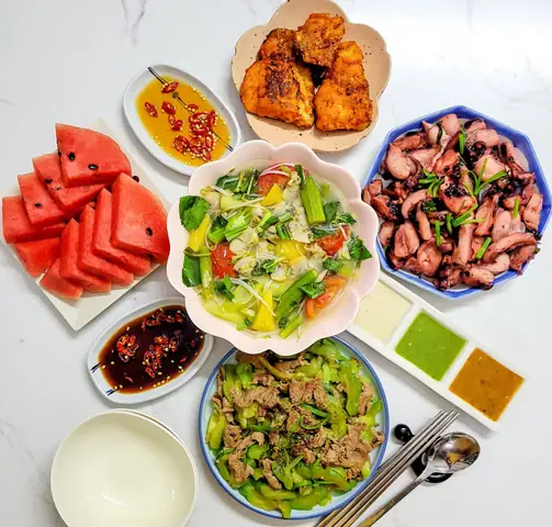 Gợi ý 30 thực đơn hàng ngày dưới đây sẽ giúp gia đình bạn không cần đau đầu suy nghĩ “hôm nay ăn gì?”. Hãy cùng vào bếp để chuẩn bị những mâm cơm gia đình, các món ăn ngon, hấp dẫn, giàu dinh dưỡng mà chỉ ở nhà mới có ngay hôm nay nhé.