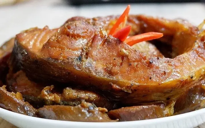 1. Cá kho chuối xanh