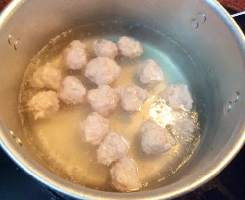 Thưởng thức canh hoa atiso đỏ với thịt mọc cứ chua chua, ngòn ngọt lại nóng hổi trong ngày lạnh này thật hấp dẫn. Thưởng thức canh hoa atiso đỏ với thịt mọc cứ chua chua, ngòn ngọt lại nóng hổi trong ngày lạnh này thật hấp dẫn.