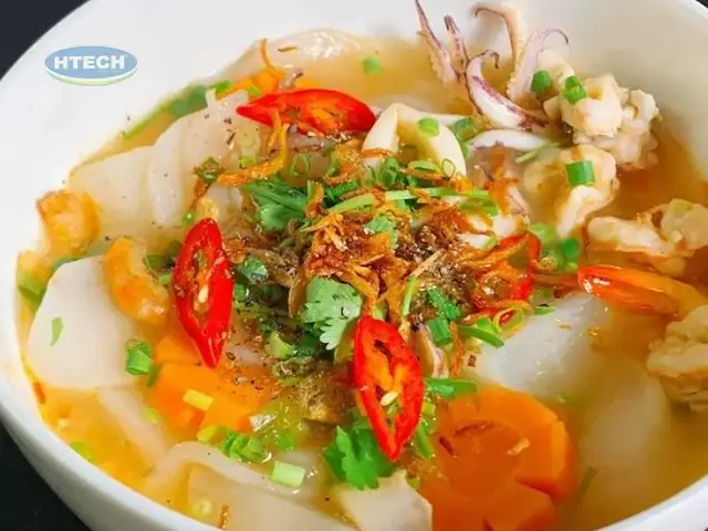4. Hoàn thành và thưởng thức món bánh canh phồng tôm lạ miệng