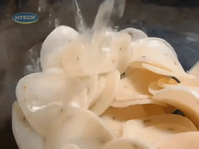 2. Sơ chế nguyên liệu làm bánh canh phồng tôm