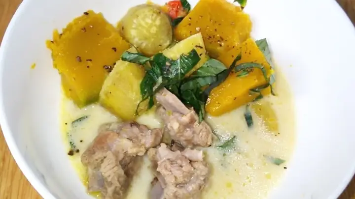 3. Canh bí đỏ hầm dừa