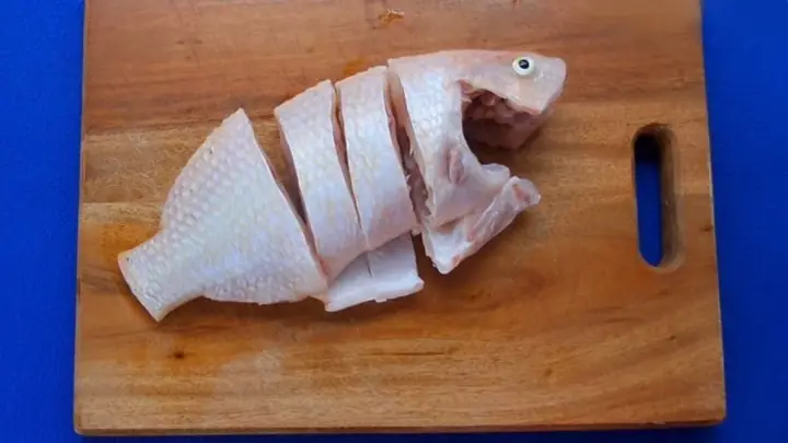 Bước 1: Thực hiện sơ chế cá