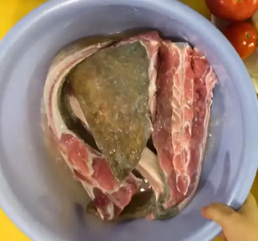 Bước 1: Tiến hành sơ chế cá đuối