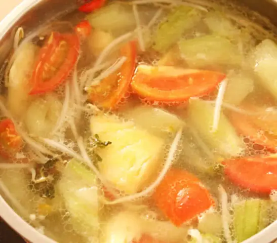 Bước 2: Tiến hành nấu canh chua cá lóc