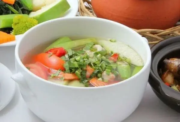 2 cách nấu canh dọc mùng với cá quả, sườn non ăn không bị ngứa