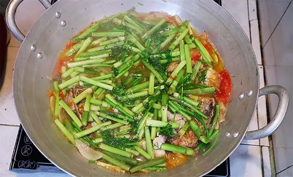 Bước 2. Cách nấu canh cá rau cần