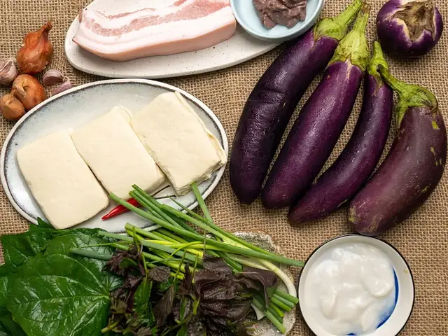 Nguyên liệu nấu canh cà tím nấu bung