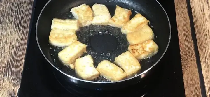 Bước 3: Chiên Đậu Vàng Đều Bước 3: Chiên Đậu Vàng Đều