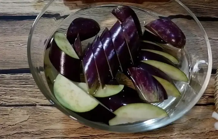 Bước 2: Sơ Chế Sạch Hoàn Toàn