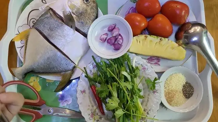 1Nguyên liệu làm món cá chim nấu canh chua