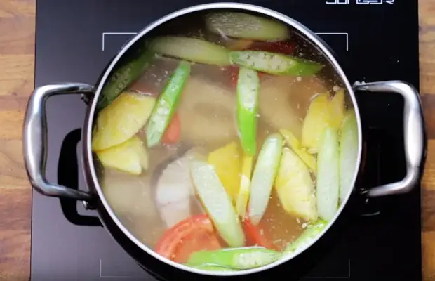 Bước 2: Nấu Canh Chua Cá Lóc