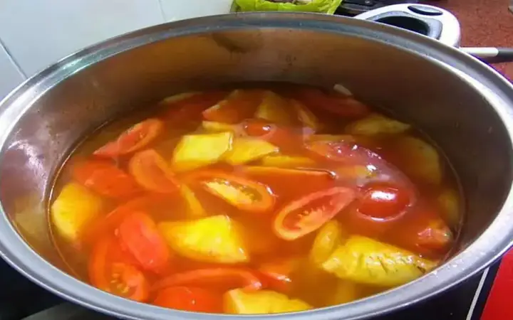 Bước 2: Chế biến món đầu cá tầm nấu canh chua chuẩn vị
