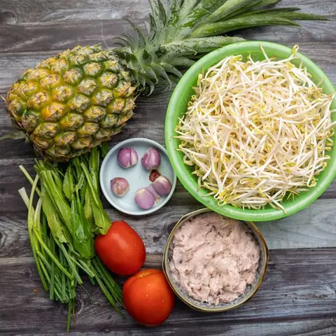 1. Nguyên liệu làm món canh chua giá đỗ và giò sống