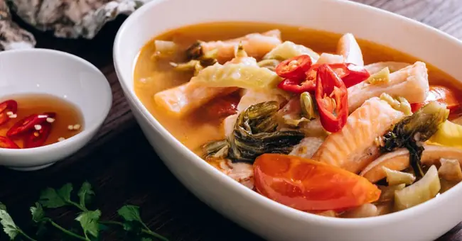 Canh cá hồi nấu cùng dưa chua ngon ngọt lắm, chị em nhớ thử nha.