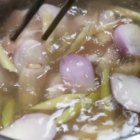 Nấu chín móng giò và nêm nếm gia vị đậm đà