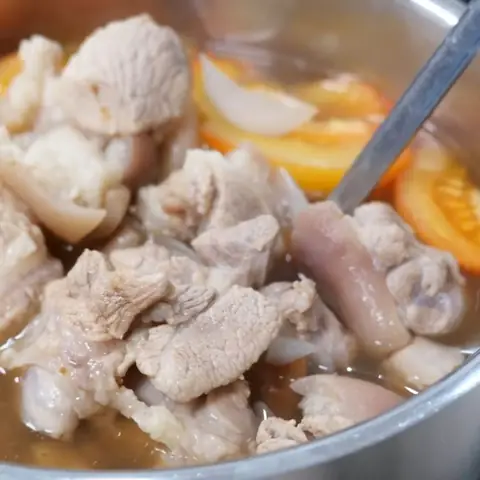 Nấu chín móng giò và nêm nếm gia vị đậm đà