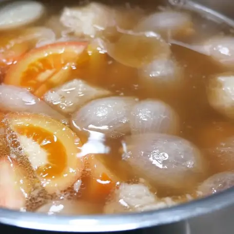 Nấu chín móng giò và nêm nếm gia vị đậm đà