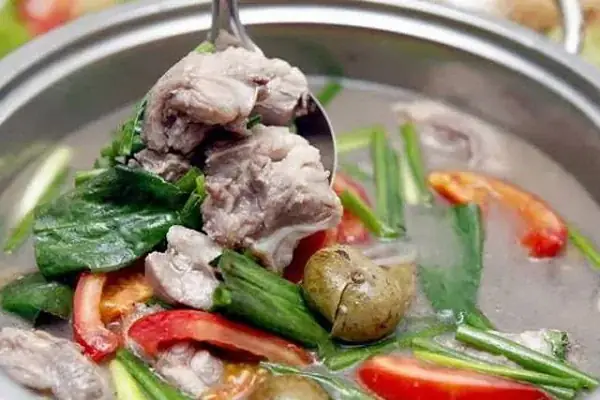 Bước 4: Xào Cà Chua Để Nấu Canh Chua Sườn