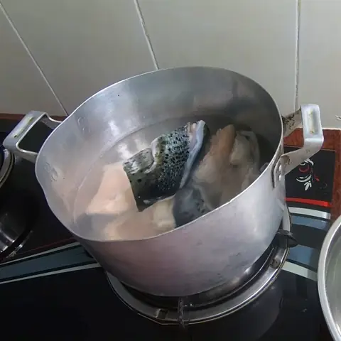 Cách Nấu Canh Chua Đầu Cá Hồi Với Tôm Chua Ngọt Thanh Mát Cho Bữa Cơm