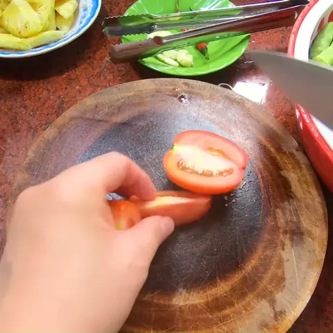 Cách Nấu Canh Chua Đầu Cá Hồi Với Tôm Chua Ngọt Thanh Mát Cho Bữa Cơm