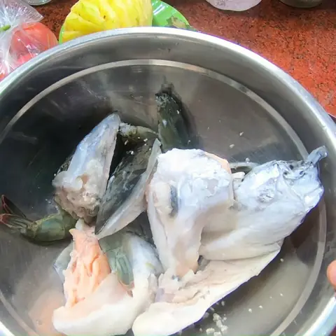 Cách Nấu Canh Chua Đầu Cá Hồi Với Tôm Chua Ngọt Thanh Mát Cho Bữa Cơm