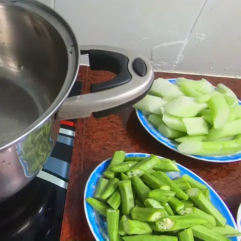 Cách Nấu Canh Chua Đầu Cá Hồi Với Tôm Chua Ngọt Thanh Mát Cho Bữa Cơm