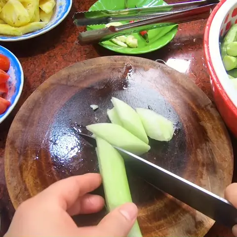 Cách Nấu Canh Chua Đầu Cá Hồi Với Tôm Chua Ngọt Thanh Mát Cho Bữa Cơm