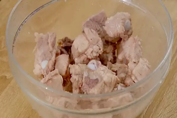 Bước 2: Ướp Sườn