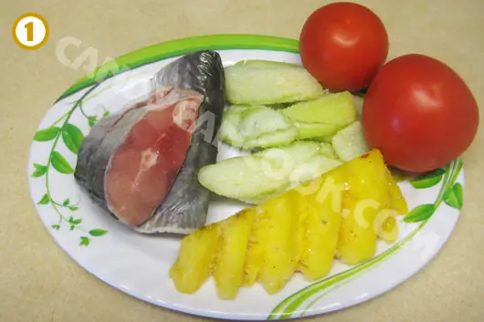 Chuẩn bị các nguyên liệu nấu canh chua cá