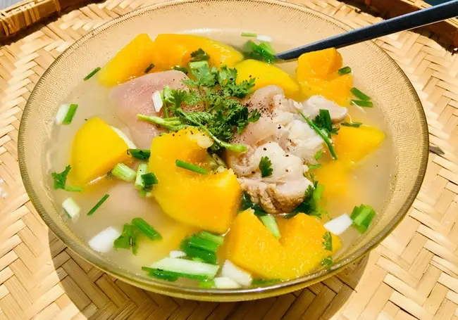 Chị em muốn da căng mịn thì nhớ ăn canh chân giò mỗi tuần nha.