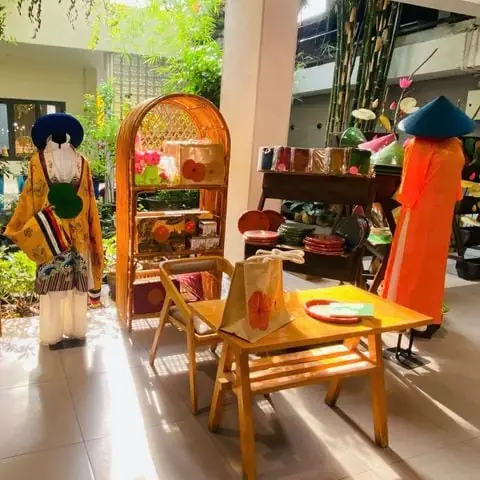 Trang Trí Ngày Tết Cùng Hoa Sen Khô, Nón Lá Sen, Quạt Lá Sen