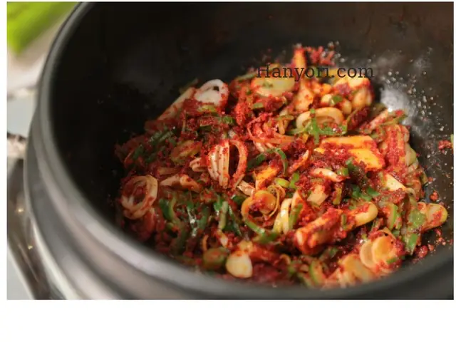 Bước 2: Làm dầu hành: Bước 2: Làm dầu hành: