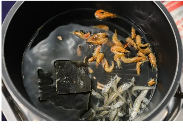 Bước 1: Nấu nước dùng Bước 1: Nấu nước dùng