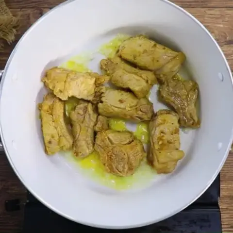 Chiên săn và hầm sườn với đậu, củ quả