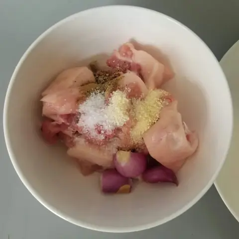 Sơ chế và ướp đuôi heo