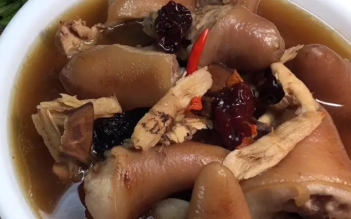 1. Đuôi heo hầm thuốc bắc