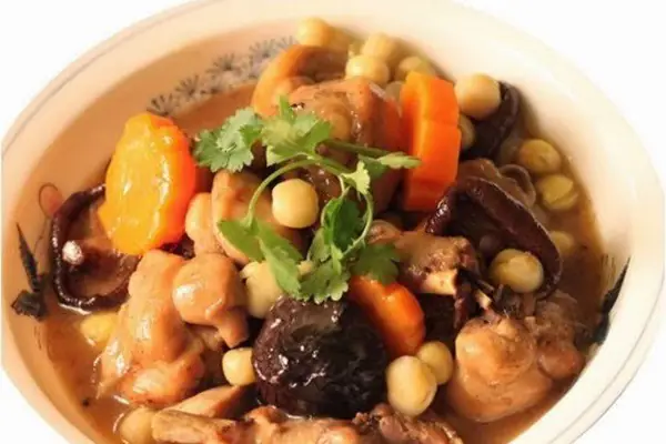 1. Canh Gà Nấu Hạt Sen