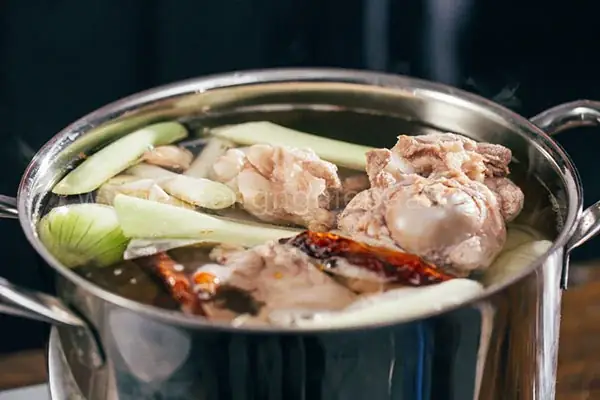 Bước 2: Nấu nước dùng