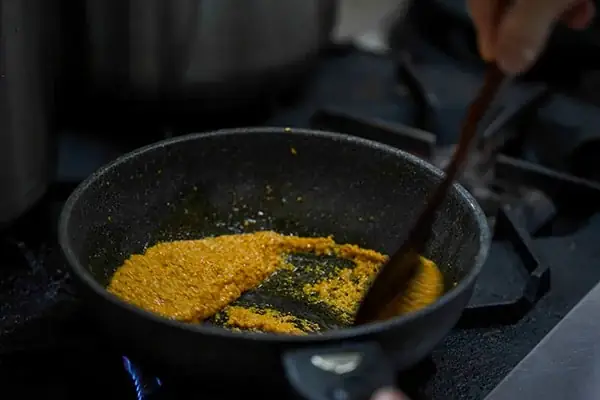 Bước 3: Nấu nước dùng bánh canh